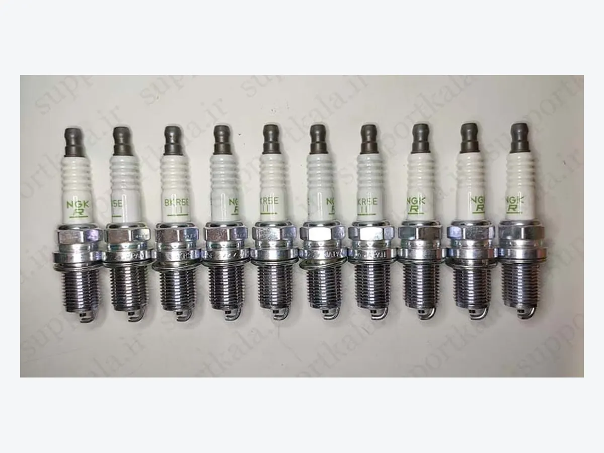 نمای شمع خارج شده از جعبه شمع خودرو اصل NGK کد BKR5ES-11