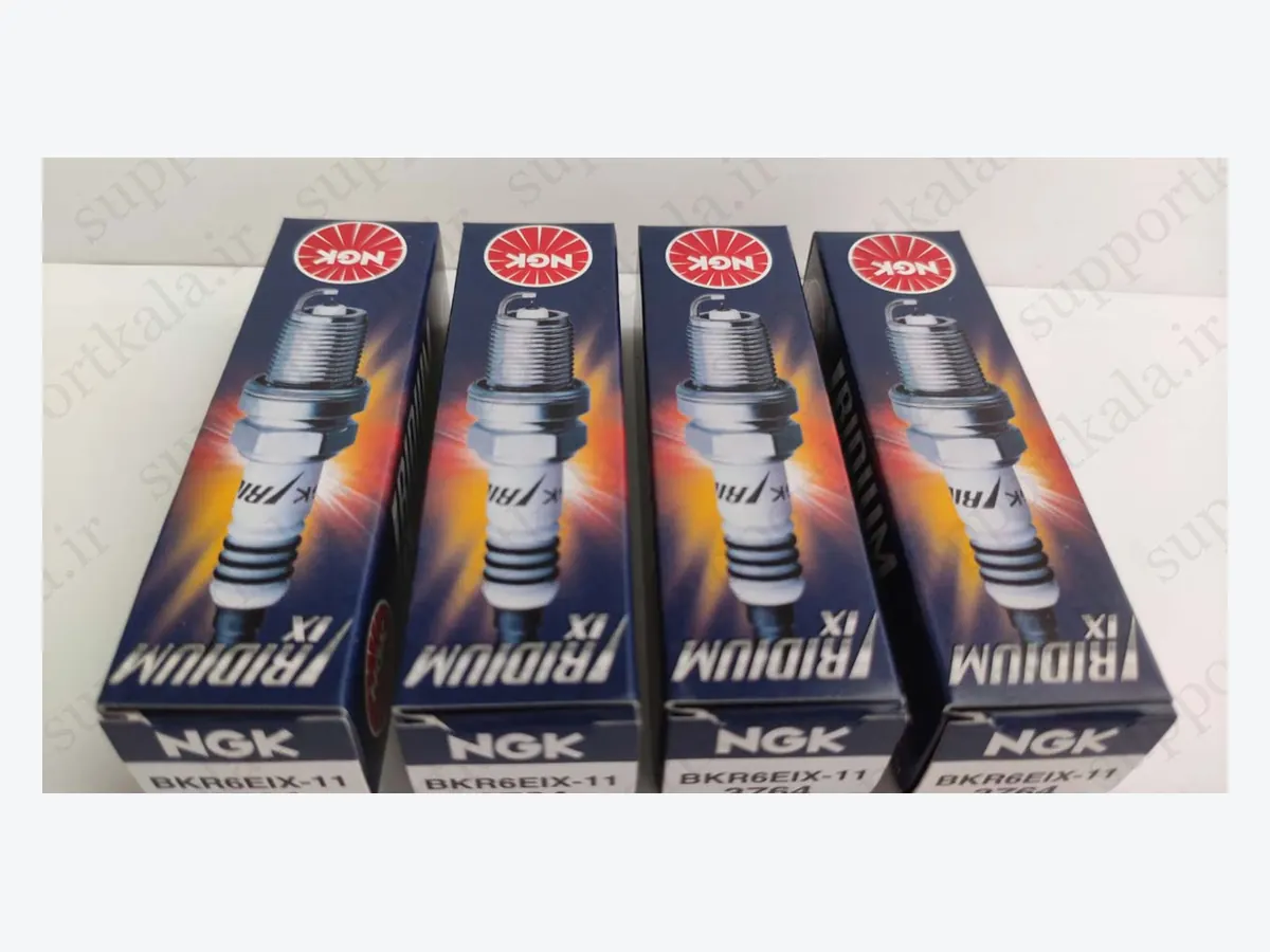 نمای شمع خارج شده از جعبه شمع خودرو اصل NGK کد BKR6EIX