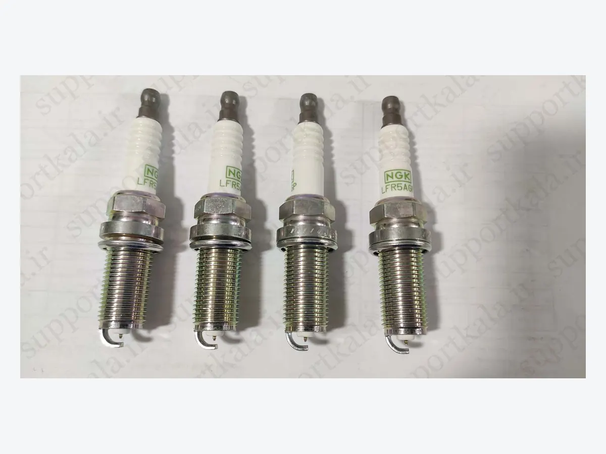 نمای شمع خارج شده از جعبه شمع خودرو اصل NGK کد LFR5AGP