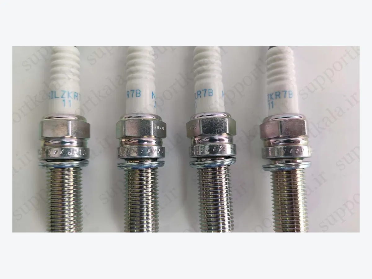 نمای شمع خارج شده از جعبه شمع خودرو اصل NGK کد SILZKR7B11
